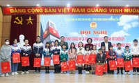 Hanoi education sector meets with relatives of soldiers working in sea and islands 