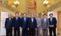 PM Nguyen Xuan Phuc menghadiri program temu pergaulan dengan tema: “Bergotong – royong mengatasia kibat bom dan ranjau pasca perang”