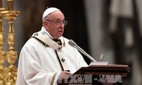 Paus Fransiskus berseru kepada para pemimpin dunia supaya berupaya memberikan perdamaian kepada Suri