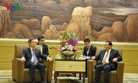 Kepala Deparlemen Ekonomi KSPKV, Nguyen Van Binh melakukan pertemuan dengan Sekretaris Komite Partai Komunis Kota Shang Hai