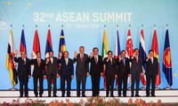 PM Nguyen Xuan Phuc menghadiri sidang terbatas  setelah KTT ke- 32 ASEAN