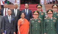 Menteri Ngo Xuan Lich menyambut dan melakukan pembicaraan dengan delegasi militer tingkat tinggi Kementerian Pertahanan India