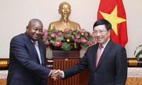 Deputi PM, Menlu Vietnam, Pham Binh Minh menerima Dubes Mozambik di Vietnam