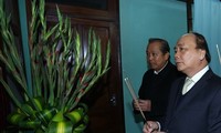 PM Vietnam, Nguyen Xuan Phuc membakar hio dan mengenangkan kembali Presiden Ho Chi Minh