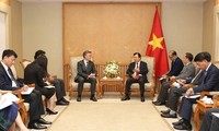 Deputi PM Vietnam, Trinh Dinh Dung menerima Wakil Presiden Bank Investasi Infrastruktur Asia
