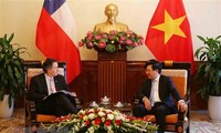 Deputi PM Vietnam, Menlu Pham Binh Minh menerima Menlu Cile, Roberto Ampuero Espinoza