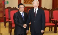 Sekjen Nguyen Phu Trong menerima delegasi tingkat tinggi Partai dan Negara Laos