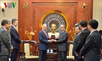 Sekretaris Komite Partai KomunisKota Ho Chi Minh, Nguyen Thien Nhan menerima Menteri Pertahanan AS, James Mattis