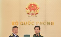 Kepala Staf Umum Tentara Rakyat Vietnam menerima Panglima Angkatan Udara Kerajaan Thailand