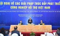 PM Nguyen Xuan Phuc menghadiri Konferensi membahas solusi perkembangan industri penunjang 
