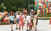 Banyak warga Kota Ho Chi Minh berpariwisata di musim semi pada akhir tahun