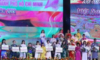 Menyambut Hari Perempuan Internasional dan mempresentasikan  “Ao Dai” di Kota Ho Chi Minh