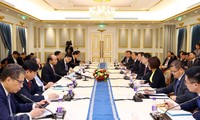 PM Nguyen Xuan Phuc melakukan pertemuan dengan badan-badan usaha papan atas Tiongkok