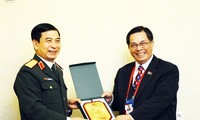 Letnan Jenderal Phan Van Giang melakukan pertemuan dengan Kepala Staf Umum Angkatan Bersenjata Rusia 