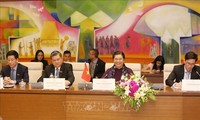 Wakil Harian ketua MN Vietnam, Tong Thi Phong melakukan pembicaraan dengan Wakil Ketua Parlemen Laos