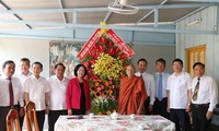 Kepala Departemen Penggerakan Massa Rakyat KS PKV, Truong Thi Mai melakukan kunjungan dan mengucapkan selamat kepada Upacara Waisak di Kota Can Tho