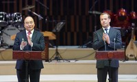 PM Vietnam, Nguyen Xuan Phuc dan PM Rusia, Dmitry Medvedev menghadiri upacara pembukaan Tahun Silang Vietnam – Rusia