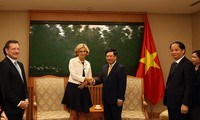 Deputi PM, Menlu Pham Binh Minh menerima Ketua Dewan Kawasan Ile-de-France