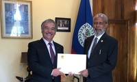 Gubernur Jenderal Belize merasa terkesan tentang prestasi-prestasi yang menonjol dalam mengembangkan sosial ekonomi di Vietnam