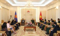 Menhan Ngo Xuan Lich menerima Sekjen ASEAN