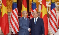 PM Nguyen Xuan Phuc memimpin upacara penyambutan dan pembicaraan dengan PM Malaysia