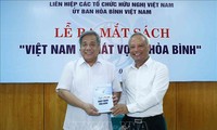 Peluncuran buku “Vietnam – hasrat akan perdamaian”