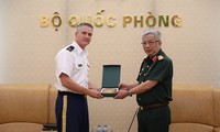 Letnan Jenderal Nguyen Chi Vinh menerima Atase Pertahanan AS