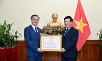 Deputi PM, Menlu Pham Binh Minh memberikan Bintang Jasa Kerja Kelas I kepada Dubes Laos di Vietnam