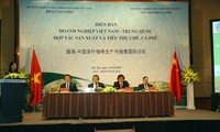 Forum kerjasama pengembangan produksi dan pemasaran teh dan kopi Vietnam-Tiongkok