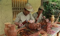 Memperkenalkan sepintas lintas tentang kerajinan mengukir kayu di Vietnam