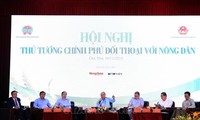 PM Nguyen Xuan Phuc Melakukan Dialog Dengan Para Petani