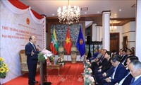 PM Nguyen Xuan Phuc Melakukan Pertemuan dengan Komunitas Orang Vietnam di Myanmar