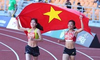 Menyampaikan Hadiah kepada Para Tim Vietnam yang Meraih Prestasi Tinggi di Sea Games 30