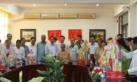Kepala Departemen Propaganda KS PKV, Vo Van Thuong Menyampaikan Bingkisan Hari Raya Tet kepada Keluarga Yang Menjadi Kebijakan Prioritas di Provinsi Dong Nai