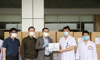 Asosiasi Dokter Muda memberikan puluhan ribu baju pelindung dan masker untuk membantu garis depan mencegah wabah Covid-19