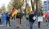 Ratusan demonstran memprotes perintah-perintah penutupan di perbatasan Polandia-Jerman