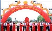 PM Nguyen Xuan Phuc menggunting pita untuk meresmikan Proyek “Koperasi dengan Paman Ho”