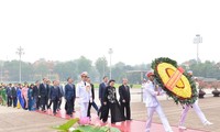 Delegasi para pemimpin Partai, Negara, Pengerus Besar Front Tanah Air Vietnam dan para anggota MN mengunjungi Mousoleum untuk berziarah kepada Presiden Ho Chi Minh