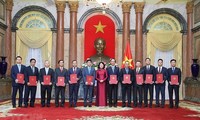  Wakil Presiden Vietnam, Dang Thi Ngoc Thinh menyerahkan keputusan pengangkatan 12 dubes untuk masa bakti 2020-2030