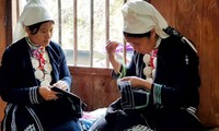 Memperkenalkan sepintas-lintas tentang produk bordir kain ikat dari kaum perempuan etnis minoritas Dao Tien