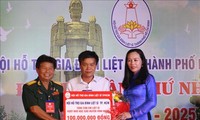  Remaja Kota Ho Chi Minh melakukan banyak kegiatan sukarela “minum air,  ingat pada sumbernya” sehubungan dengan peringatan ultah ke-73 Hari Prajurit Penyandang Disabilitas dan Martir