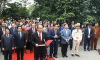 Delegasi Peserta Kongres Nasional Etnis-Etnis Minoritas Membakar Hio untuk Mengenangkan Para Raja Hung dan Berziarah kepada Presiden Ho Chi Minh