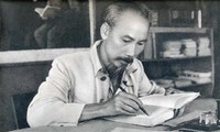 Mengikhtisarkan Surat Beberapa Pendengar dan Memperkenalkan Pelajaran Bahasa Asing Presiden Ho Chi Minh