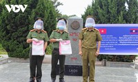 Menerima Biaya Pencegahan dan Penanggulangan Covid-19 yang Diberikan oleh Polisi Provinsi Berbagai Provinsi di Laos Utara