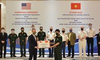 Kedubes AS Sampaikan Alat Tes Covid-19 kepada Kemenhan Vietnam