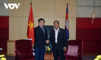 Delegasi Tingkat Tinggi Kemenhan Vietnam Berkontak Bilateral dengan Kepala Delegasi Negara-Negara Kamboja dan Singapura