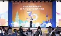 Forum dengan Tema: “Peringatan 30 Tahun Jalinan Hubungan Diplomatik Vietnam-Republik Korea: Bersama-Sama Menuju ke Masa Depan”
