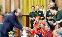 Presiden Bertemu dengan Delegasi Ibu Vietnam Heroik dan Sanak Keluarga Para Martir