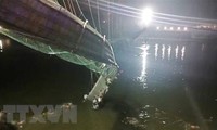 Keruntuhan Jembatan India Sehingga Sedikitnya 91 Orang Tewas