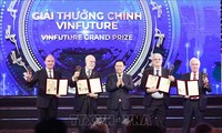 Ketua MN Vuong Dinh Hue Hadiri Upacara Pemberian Penghargaan Sains - Teknologi Global Tahunan VinFuture.